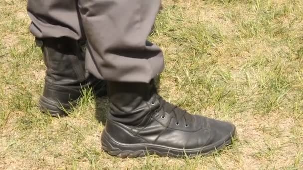 Policía en Rusia. Las piernas son un oficial de policía . — Vídeos de Stock