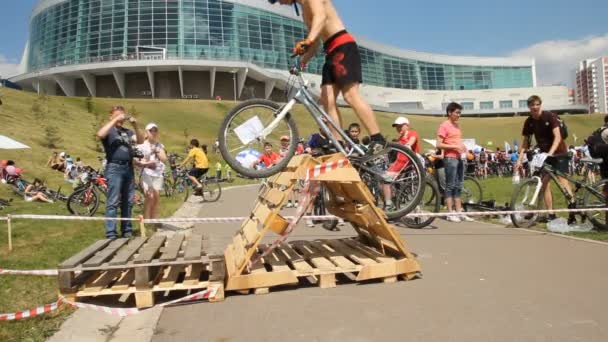 Bicyclists.`Day of cycling in 1000` Ufa, Russia, 05/20/2012 — Stock Video