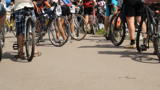 Велосипедисты. "Day of cycling in 1000", Ufa, Russia, 05 / 20 / 2012 — стоковое видео