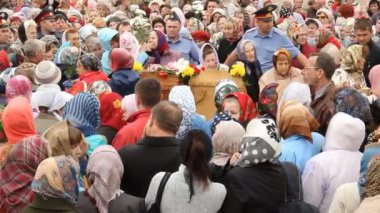 Rus Ortodoks Kilisesi. iç, simgeler, mum, yaşam.