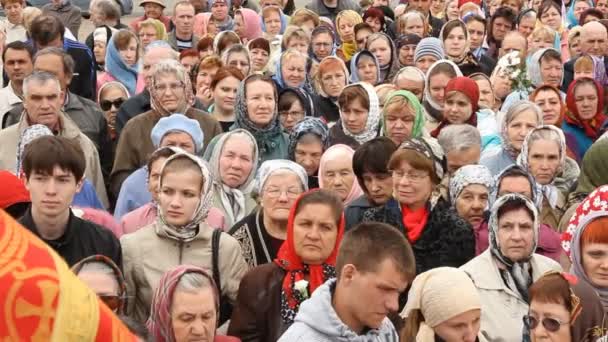 Rosyjski Kościół prawosławny. wnętrze, ikony, Świeca, życie. — Wideo stockowe