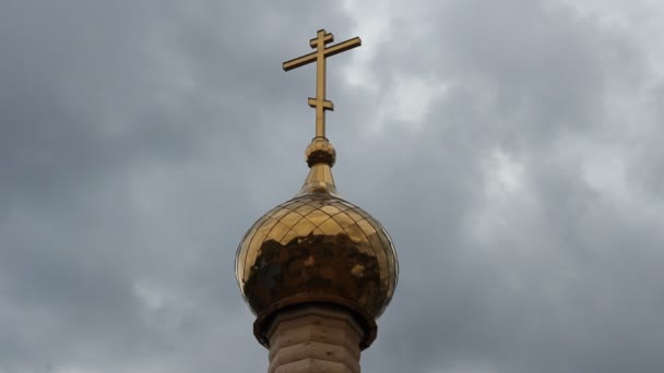 Orosz ortodox templom. a belső, ikonok, gyertya, élet. — Stock videók