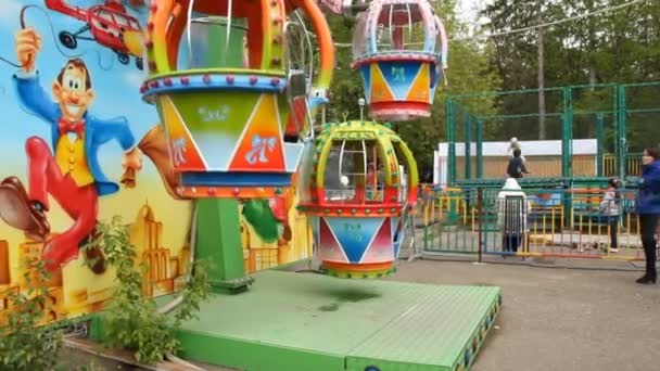 Amusement park ride and ferris wheel — Stock Video