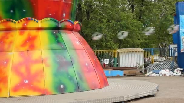 Passeggiata nel parco divertimenti e ruota panoramica — Video Stock