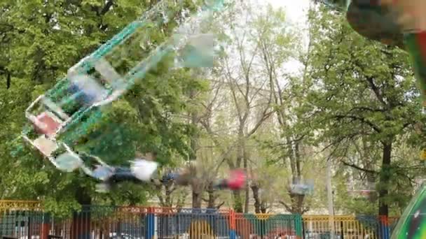 Amusement park ride and ferris wheel — Stock Video