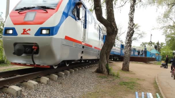 Paseo en tren para niños en Rusia . — Vídeos de Stock