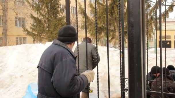 Distribution de repas chauds aux sans-abri, Russie — Video