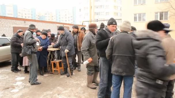 Distribución de comidas calientes a personas sin hogar, Rusia — Vídeo de stock