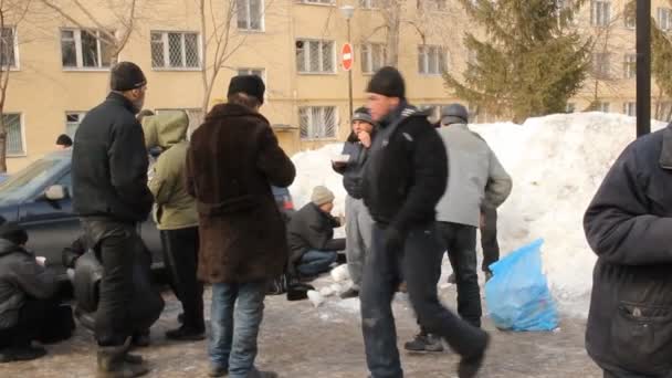 Distribution av varm mat till hemlösa personer, Ryssland — Stockvideo