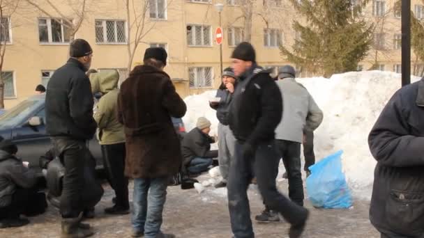 Distribución de comidas calientes a personas sin hogar, Rusia — Vídeo de stock