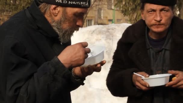 Distribution of hot meals to homeless persons, Russia — Stock Video