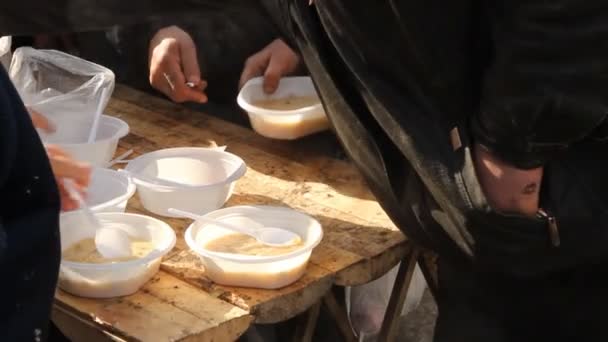 Distribución de comidas calientes a personas sin hogar, Rusia — Vídeo de stock