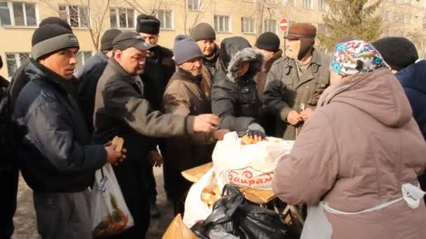 Distribución de comidas calientes a personas sin hogar, Rusia — Vídeo de stock