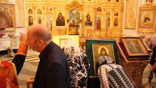 Ruská pravoslavná církev. interiér, ikony, svíčky, život. — Stock video