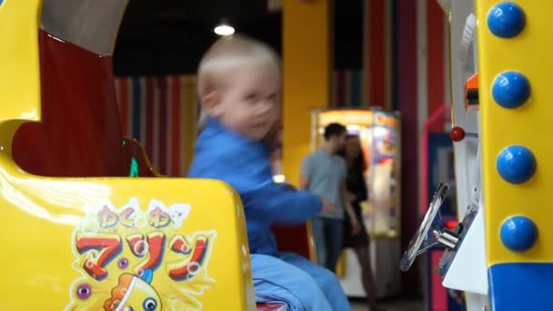 Çocuklar için aktiviteler. Carousel ve Oyunlar. — Stok video