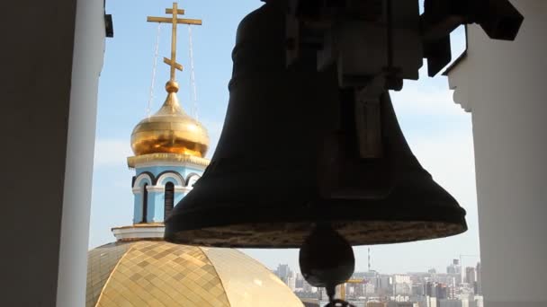 Rysk-ortodoxa kyrkan. interiör, ikoner, ljus, liv. — Stockvideo