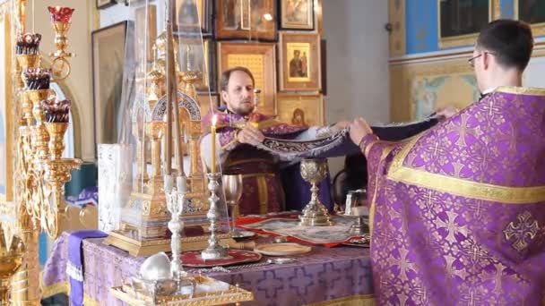 Iglesia ortodoxa rusa. El interior, iconos, velas, la vida . — Vídeos de Stock