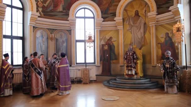 Rus Ortodoks Kilisesi. iç, simgeler, mum, yaşam. — Stok video