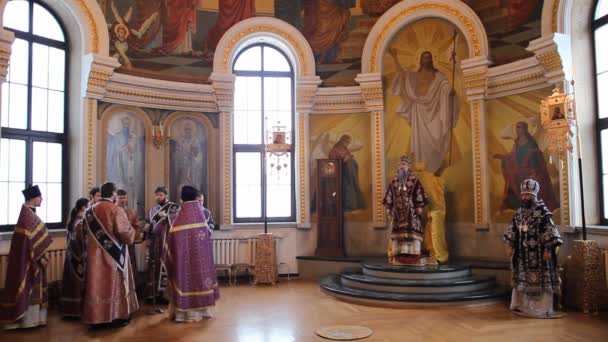 Église orthodoxe russe. L'intérieur, icônes, bougie, vie . — Video