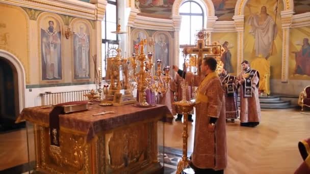 Russisch-orthodoxe kerk. het interieur, pictogrammen, kaars, leven. — Stockvideo