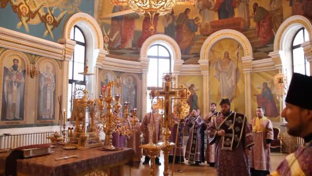 Chiesa ortodossa russa. L'interno, icone, candela, vita . — Video Stock