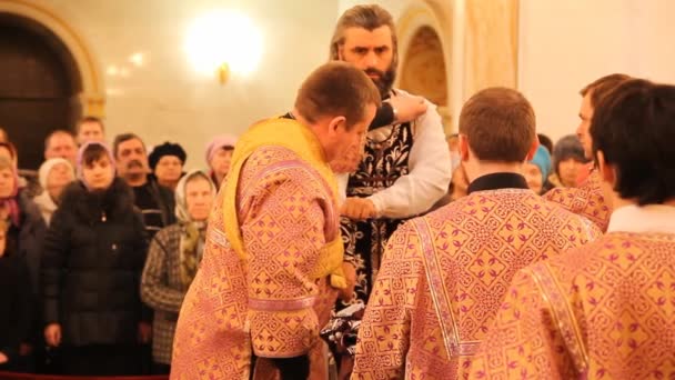 Chiesa ortodossa russa. L'interno, icone, candela, vita . — Video Stock