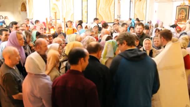 Iglesia ortodoxa rusa. El interior, iconos, velas, la vida . — Vídeos de Stock