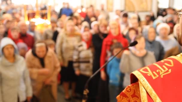 Iglesia ortodoxa rusa. El interior, iconos, velas, la vida . — Vídeos de Stock