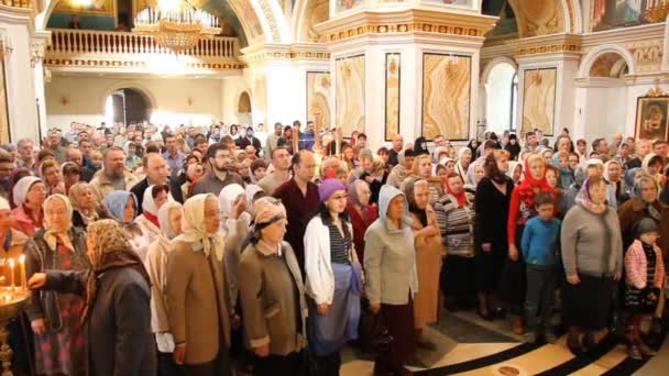 Église orthodoxe russe. L'intérieur, icônes, bougie, vie . — Video