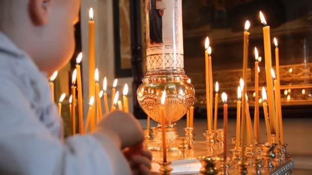 Velas de cera na igreja. A Igreja ortodoxa russa — Vídeo de Stock