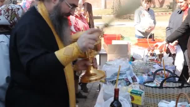 Iglesia ortodoxa rusa. El interior, iconos, velas, la vida . — Vídeos de Stock