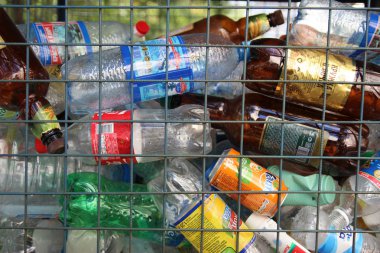 Konteyner plastik şişe toplamak için. çöp kutusu