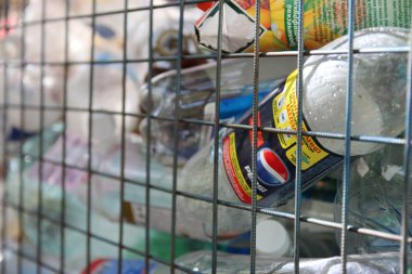 Konteyner plastik şişe toplamak için. çöp kutusu