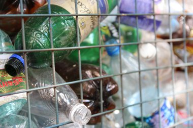 Konteyner plastik şişe toplamak için. çöp kutusu