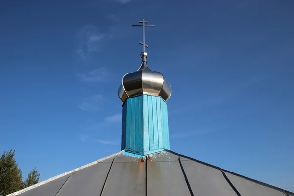 Russisch-orthodoxe Kirche. Kuppel und Kreuz vor blauem Himmel — Stockfoto