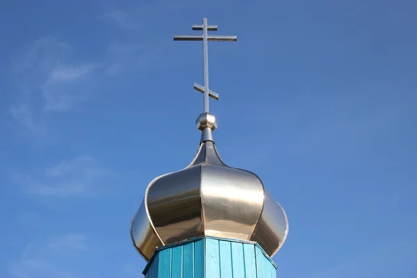 Rysk-ortodoxa kyrkan. kupol och ett kors på en bakgrund av blå himmel — Stockfoto