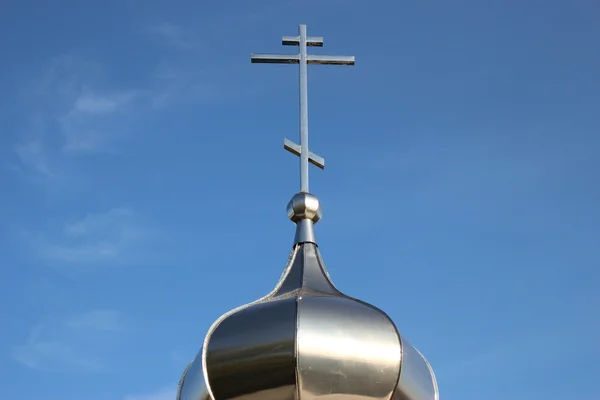 Rysk-ortodoxa kyrkan. kupol och ett kors på en bakgrund av blå himmel — Stockfoto