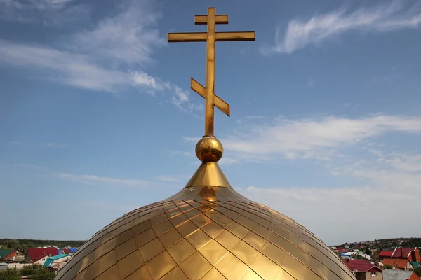 Ruská pravoslavná církev. kopule a kříž na pozadí modré oblohy — Stock fotografie
