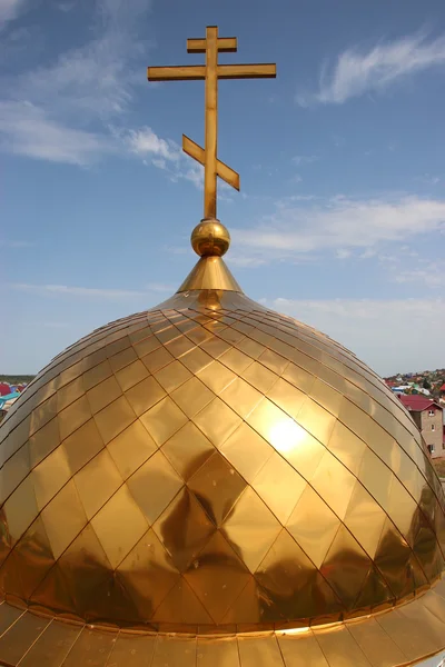 Rysk-ortodoxa kyrkan. kupol och ett kors på en bakgrund av blå himmel — Stockfoto