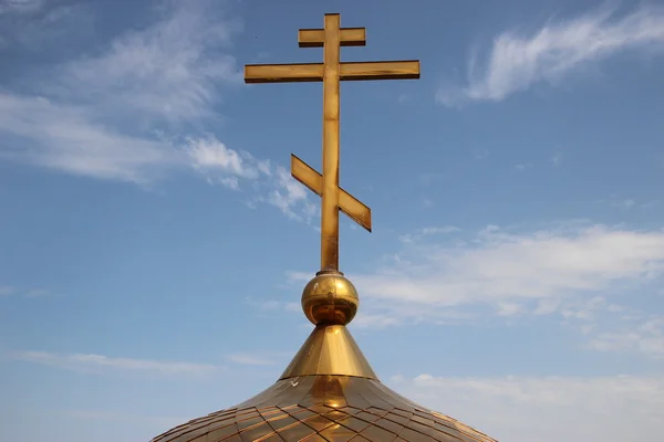 Rysk-ortodoxa kyrkan. kupol och ett kors på en bakgrund av blå himmel — Stockfoto