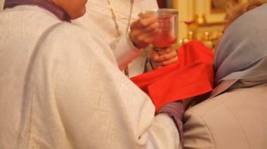 Rus Ortodoks Kilisesi. iç, simgeler, mum, yaşam.