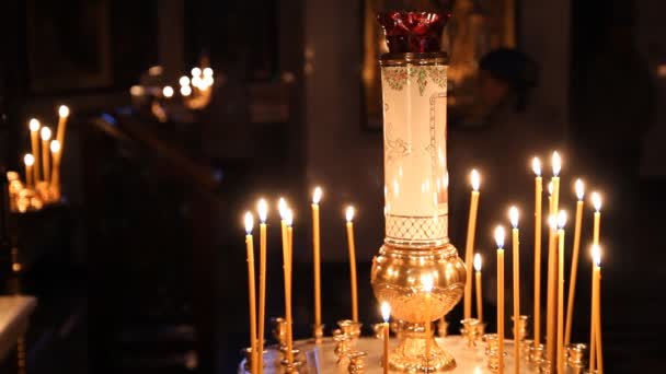 Wax kaarsen in de kerk. de Russisch-orthodoxe kerk — Stockvideo