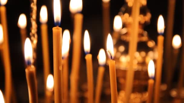 Voskové svíčky v církvi. Ruská pravoslavná církev — Stock video