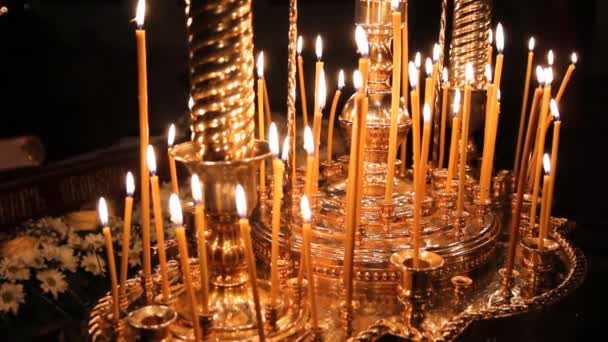 Віск свічки в церкві. Російська православна церква — стокове відео