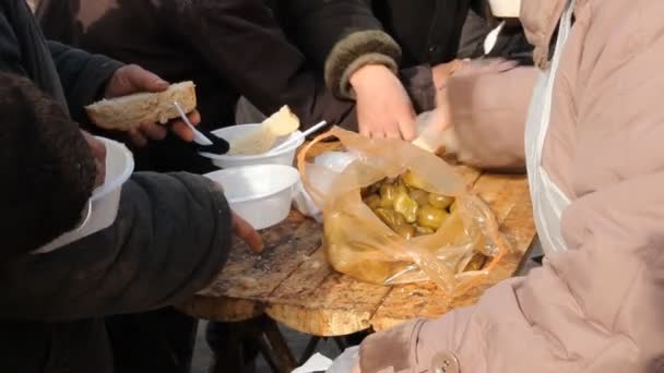 Verteilung von warmen Mahlzeiten an Obdachlose, Russland — Stockvideo