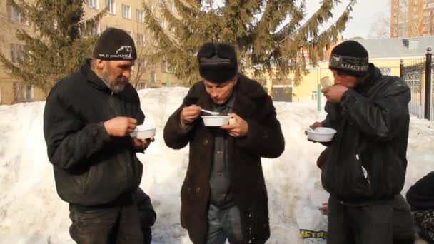 Distribution of hot meals to homeless persons, Russia — Stock Video