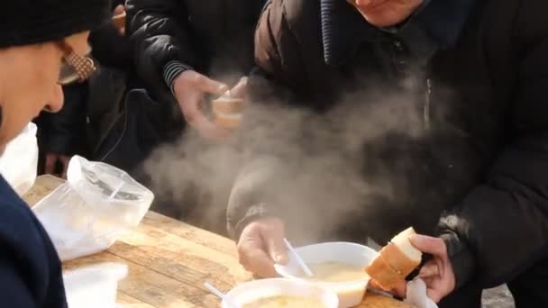 Distribución de comidas calientes a personas sin hogar, Rusia — Vídeo de stock
