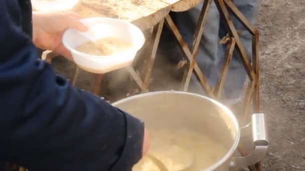 Distribution of hot meals to homeless persons, Russia — Stock Video