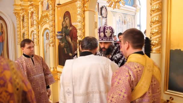 Rosyjski Kościół prawosławny. wnętrze, ikony, Świeca, życie. — Wideo stockowe