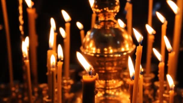 Russisch-orthodoxe Kirche. Innenraum, Ikonen, Kerze, Leben. — Stockvideo